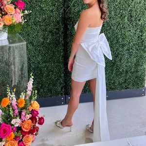 White bride dress with detachable bow